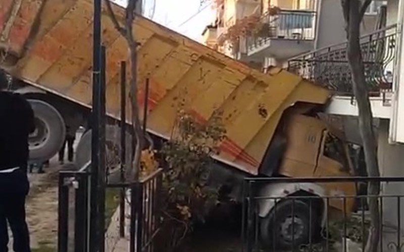 Freni boşalan kamyon evin bahçesine daldı