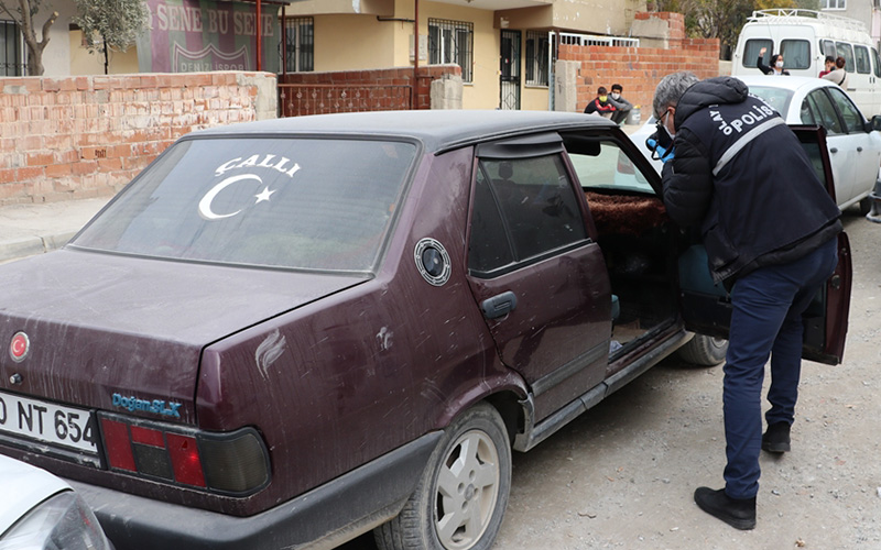 Hırsızlar, polisi görünce çaldıkları otomobili bırakıp kaçtı