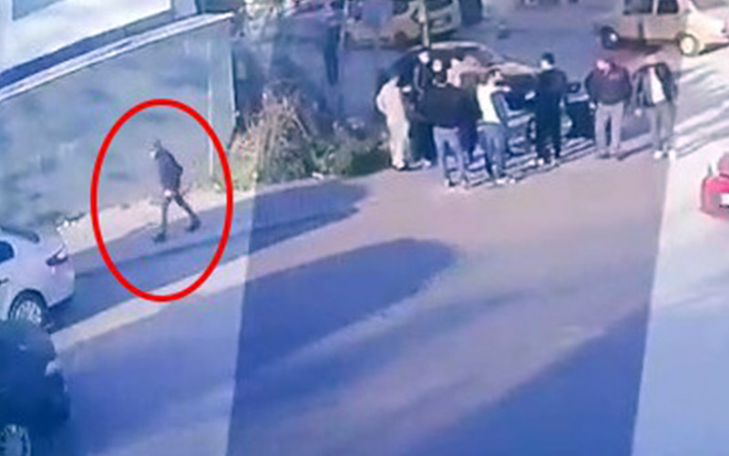 Yardım bahanesiyle geldi, kaza yapan gencin telefonunu alıp kayıplara  karıştı