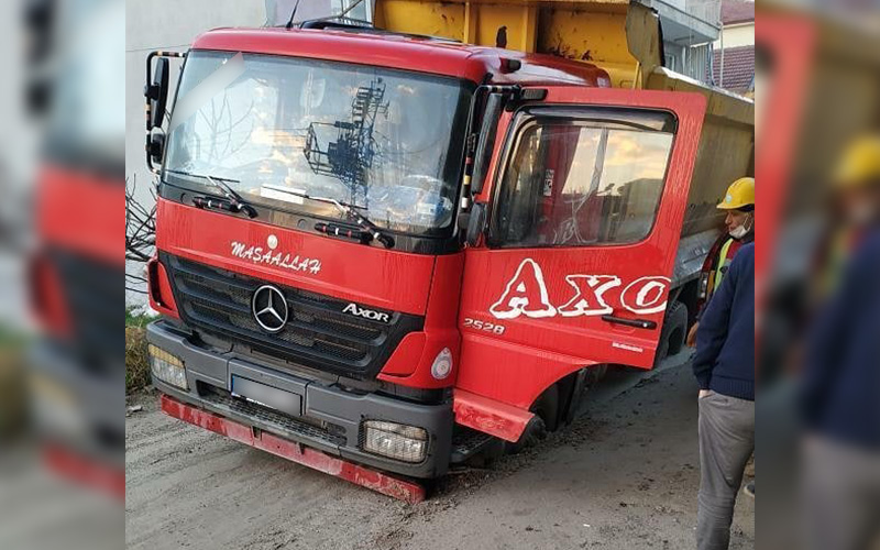 Altyapı çalışması yapılan mahallede kamyon çöken yola gömüldü