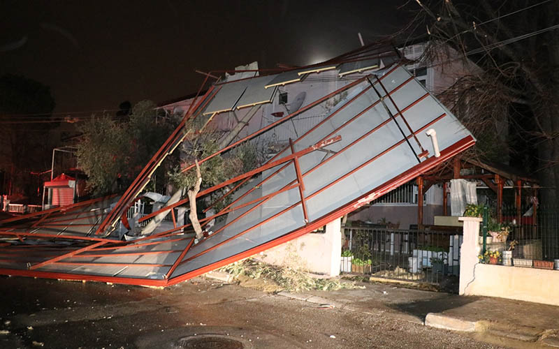 Lodos evin çatısını uçurdu