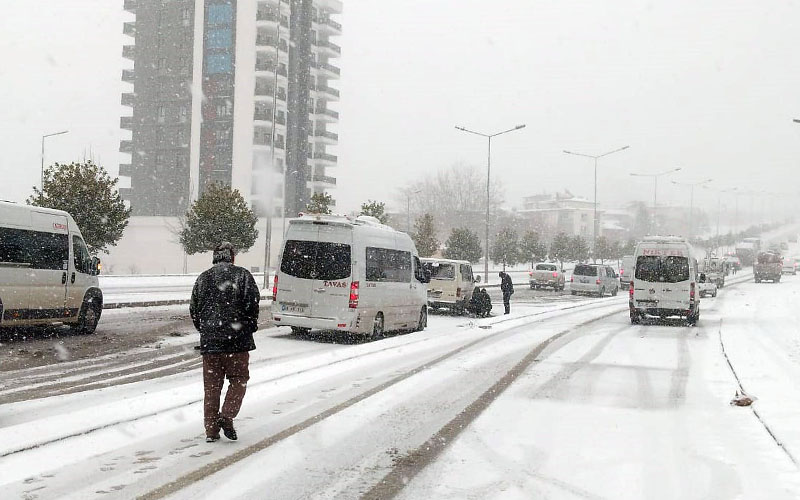 Denizli-Antalya karayolunu kar kapladı