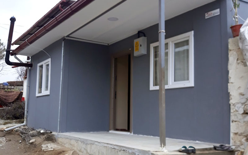 Çal Kaymakamlığından evi yanan aileye yeni konut