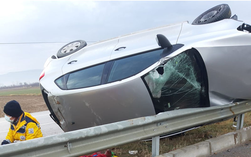 Otomobil takla atıp devrildi, 1 kişi yaralandı