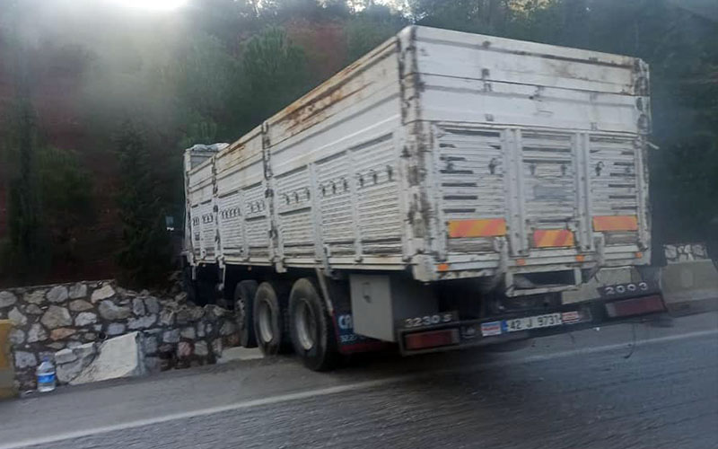 Kamyon bariyeri parçaladı, taş duvarı yıktı