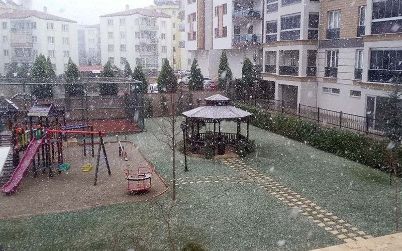 Kar lapa lapa yağdı geçti