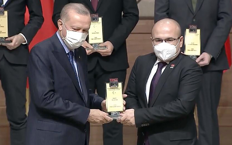 Prof Dr Atar, ödülünü Cumhurbaşkanı Erdoğan’ın elinden aldı