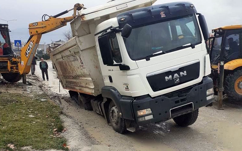 Yağmur yağdı, mıcır taşıyan kamyon göçen yola gömüldü