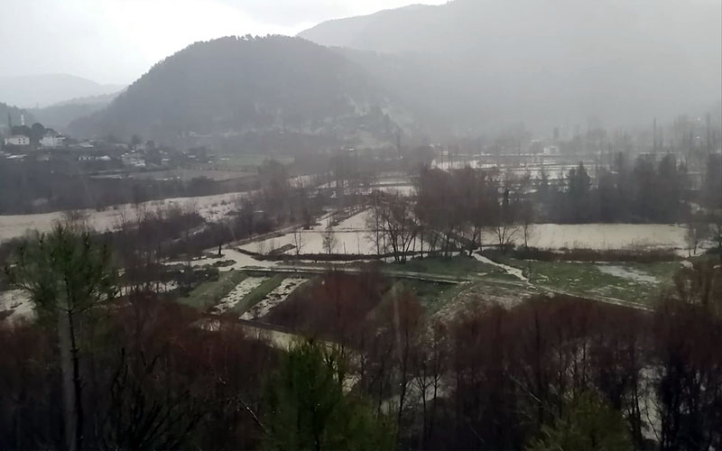 Sağanak yağış su baskınlarına neden oldu