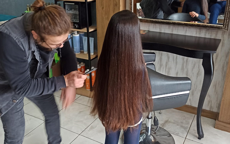 7 yaşındaki Zeynep saçlarını lösemili çocuklar için kestirdi