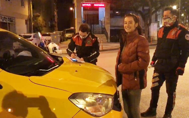 Sokağa çıkan genç kız kesilen cezayı gülerek karşıladı