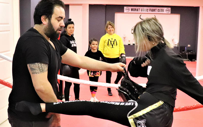 Kadınlar şiddete karşı kick boks eğitimi alıyor