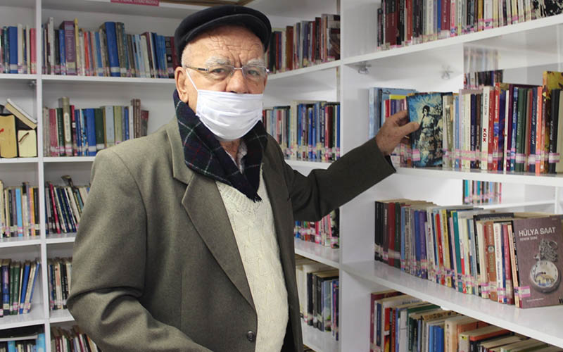 Kahvehanenin değil, kütüphanenin yolunu tutuyor