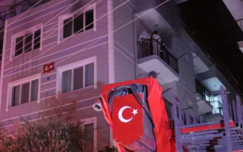 Evde çıkan yangında dumandan etkilenen aileyi itfaiye kurtardı