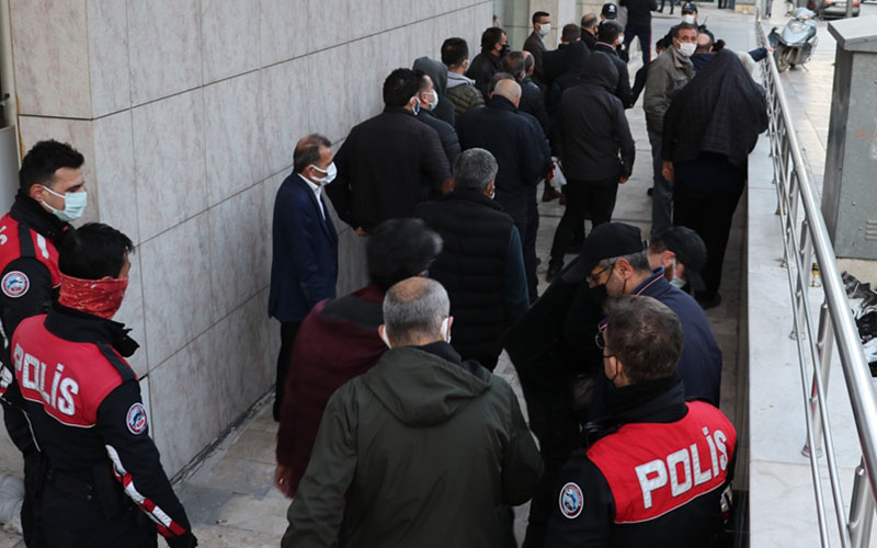 Kumarhaneye çevrilen apartman dairesine baskında 25 kişi yakalandı