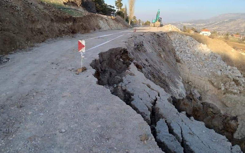 İki mahalleyi bağlayan yol çöktü