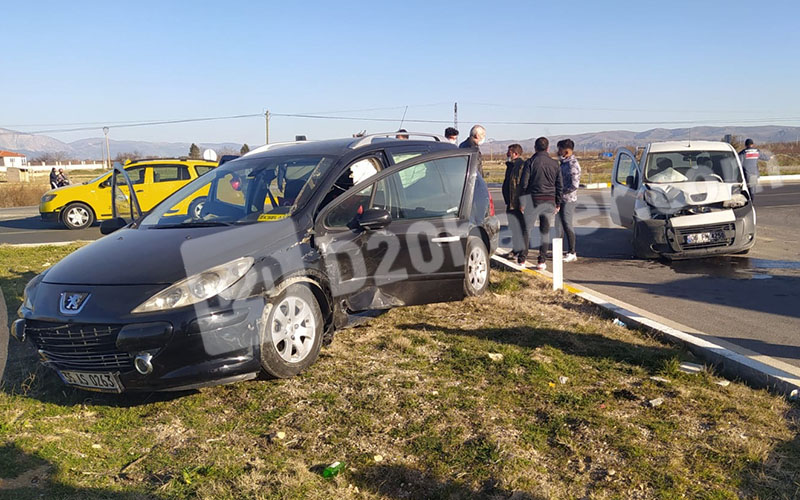 Hafif ticari araçla çarpışan otomobil refüje çıktı: 5 yaralı
