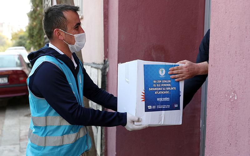 Merkezefendi’den 750 esnaf ve müzisyene gıda kolisi desteği