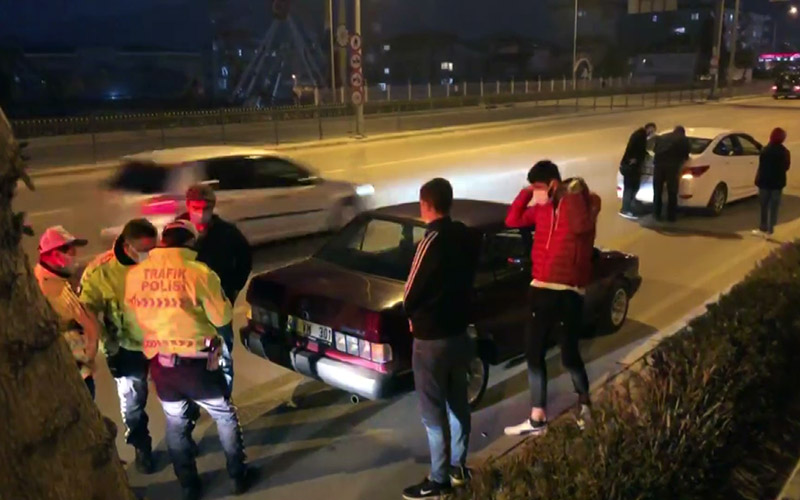Kısıtlamayı delen 3 genç, sivil polis aracını sıkıştırdı