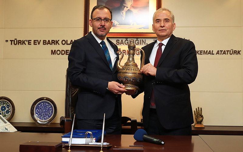 Bakan Kasapoğlu’ndan Büyükşehir Belediyesine spor yatırımları övgüsü
