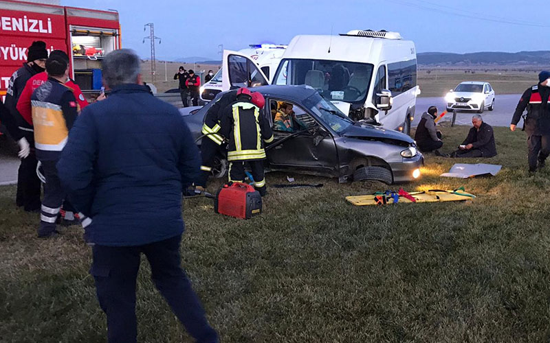 Servis aracı ile otomobil çarpıştı: 5 yaralı
