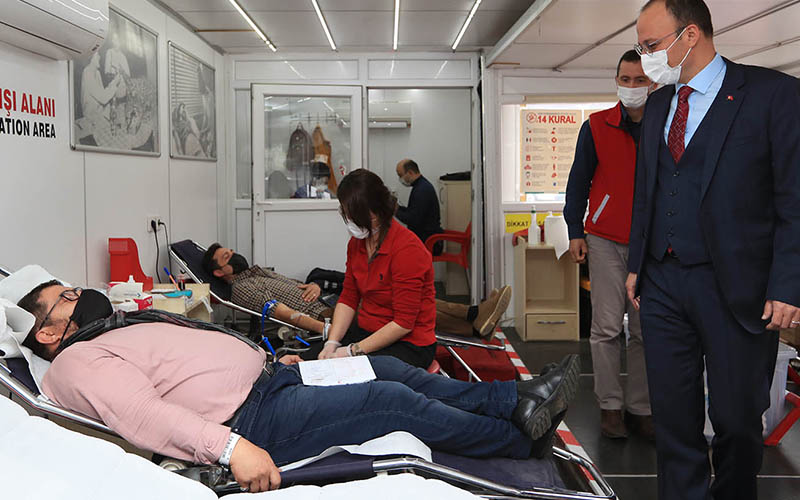 Pamukkale Belediyesi çalışanlarından Kızılay’a kan desteği