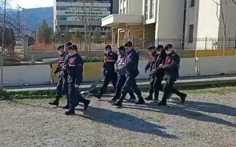 Yaşlı kadının emekli maaşını çalanlar tutuklandı