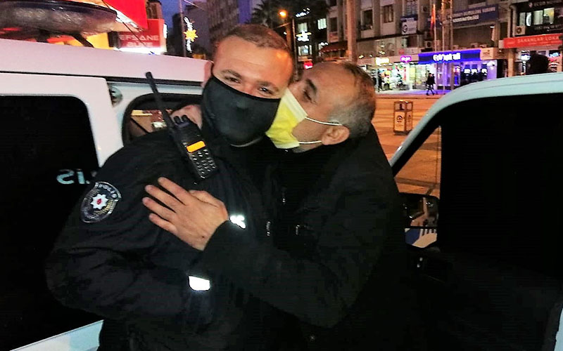 Delikliçınar Meydanı’nda soyunan adamdan polise teşekkür öpücüğü