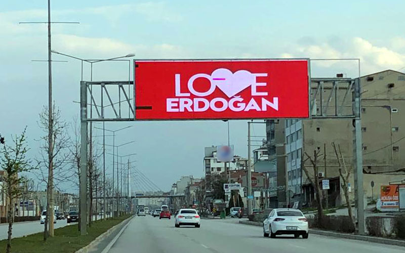 Işıklı tabelalar “Love Erdoğan” yazdı