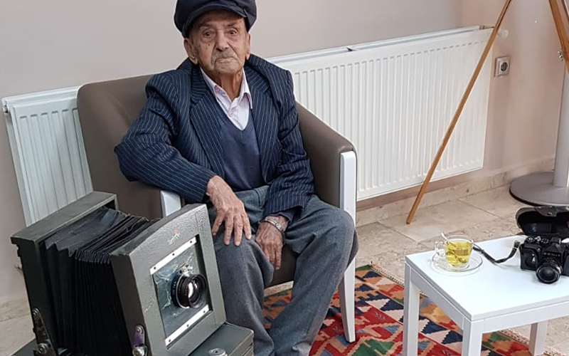 Fotoğrafın asırlık çınarı 102 yaşında yaşamını yitirdi