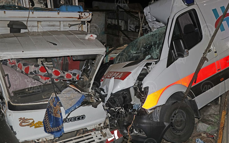 Ambulans park halindeki kamyonlara çarptı: 3 sağlık çalışanı yaralı