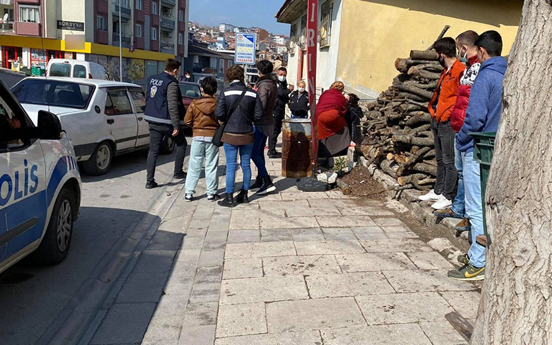 Kadın araçtan yüzü kanlar içinde indi, polis gözaltına aldı