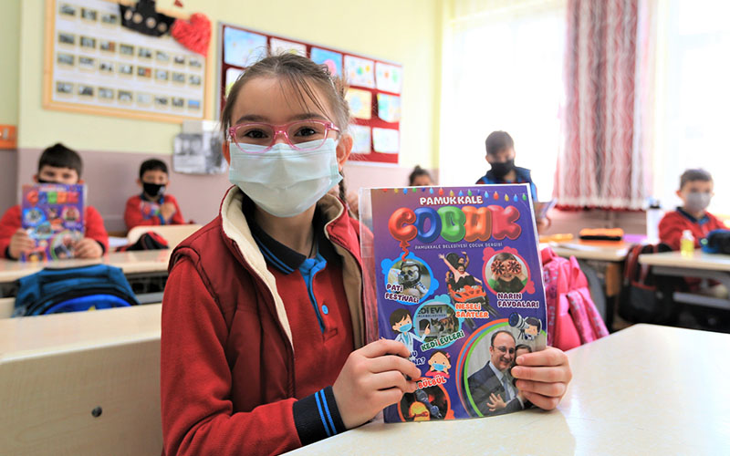 Pamukkale Belediyesi’nden öğrencilere çocuk dergisi ve maske hediyesi