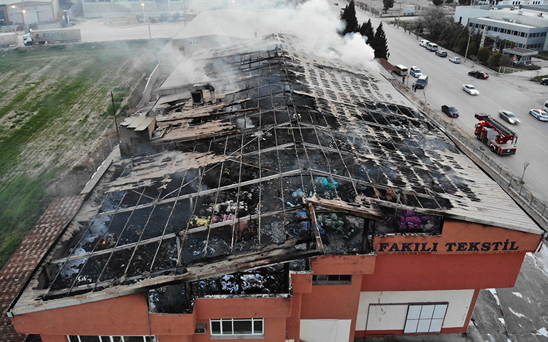 Yangın tekstil fabrikasını enkaza dönüştürdü