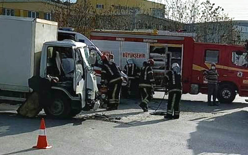 Servis aracı ile kamyonet çarpıştı: 5 yaralı