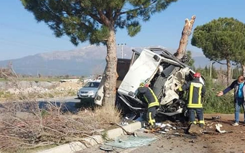 Feci kazada kamyonet hurda yığınına döndü
