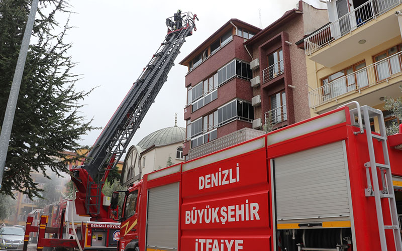 Dört katlı binanın çatısında yangın