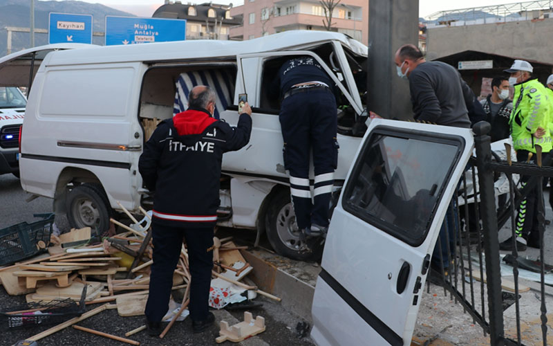 Metal yönlendirme direğine çarpan aracın sürücüsü ağır yaralandı