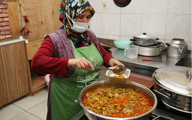 Merkezefendi Belediyesi’nin projesiyle hem esnafa hem de ihtiyaç sahiplerine destek olunuyor