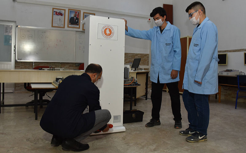 Meslek lisesi ultraviyole ışıkla hava temizleme cihazı üretti