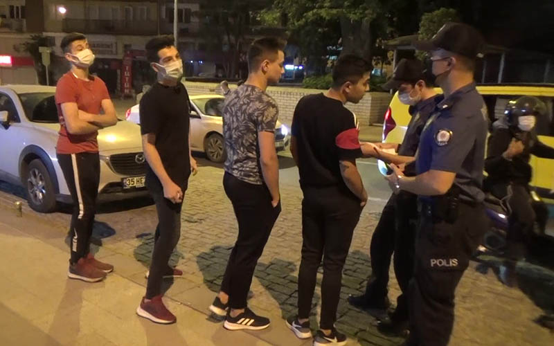 Kısıtlamaya rağmen geziye çıktılar, 12 bin lira cezaya çarptırıldılar