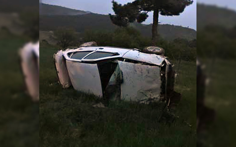 Otomobilin tarlaya yuvarlandığı kazada karı-koca yaralandı