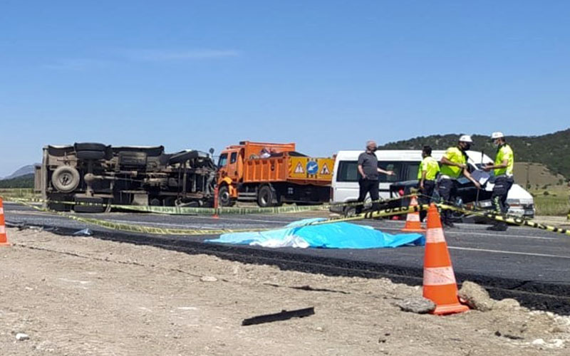 Kamyonetin çarpması sonucu araçtan fırlayan sürücü hayatını kaybetti