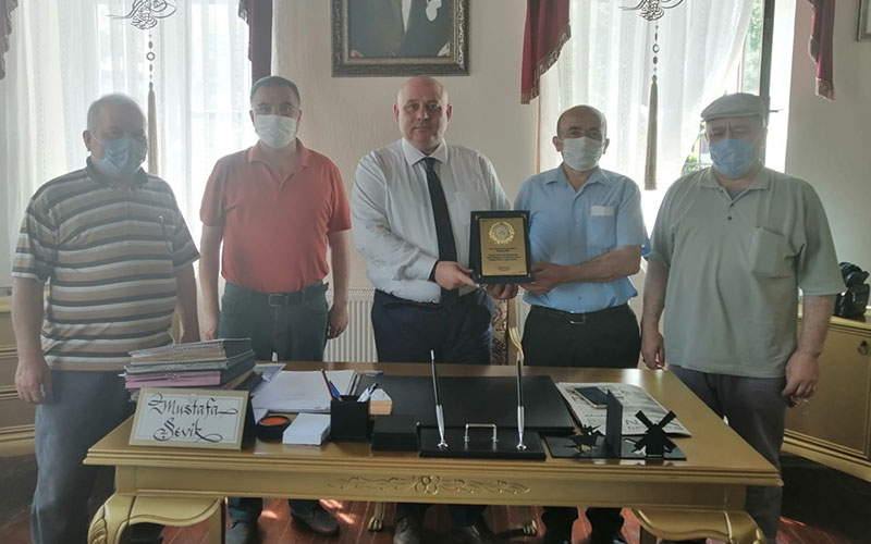 Şevik’e cami yaptırma derneği yönetiminden plaketle teşekkür ziyareti