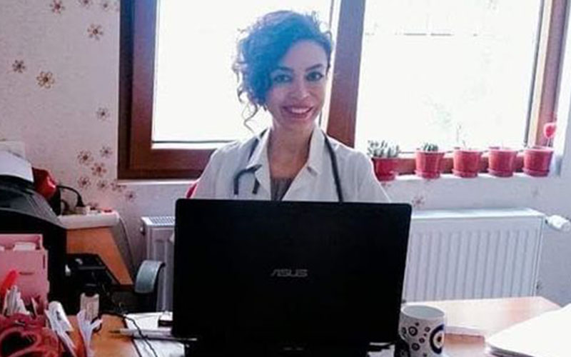 Genç doktor amansız hastalığa yenildi
