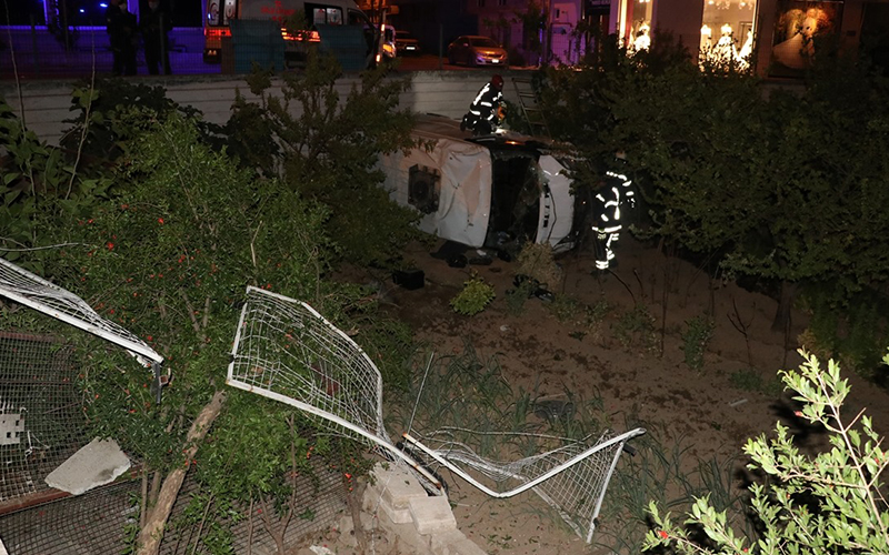 Kamyonet meyve bahçesine yuvarlandı: 2 yaralı