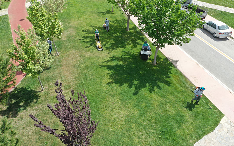 Merkezefendi Belediyesinden park ve yeşil alanlarda bakım çalışması