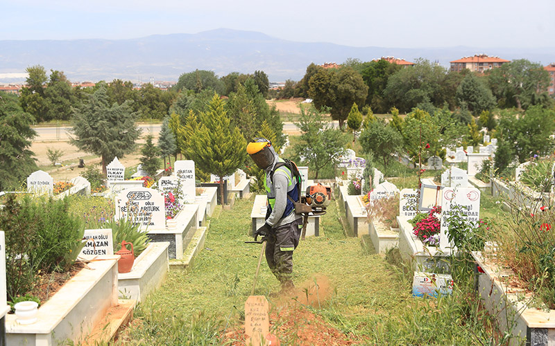 Büyükşehir mezarlıklarda bakım ve temizlik yapıyor