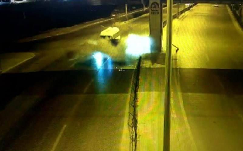 Karşı şeride geçen otomobilin minübüsle çarpışma anı