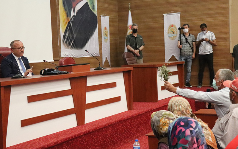 Atik, Muğla’daki toplantıyı bırakıp geldi, eylemcilerle görüştü